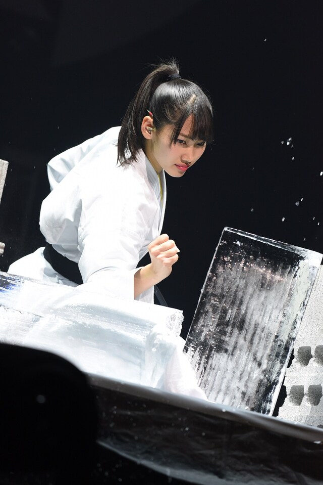 氷柱割りに挑戦する佐保明梨。