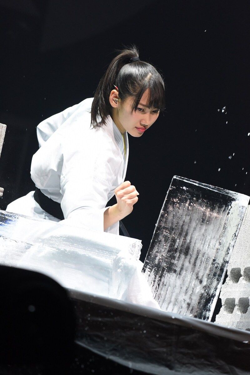 氷柱割りに挑戦する佐保明梨。