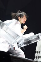 氷柱割りに挑戦する佐保明梨。