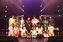 アイドルネッサンスとバンドメンバー、ゲストによる集合写真。