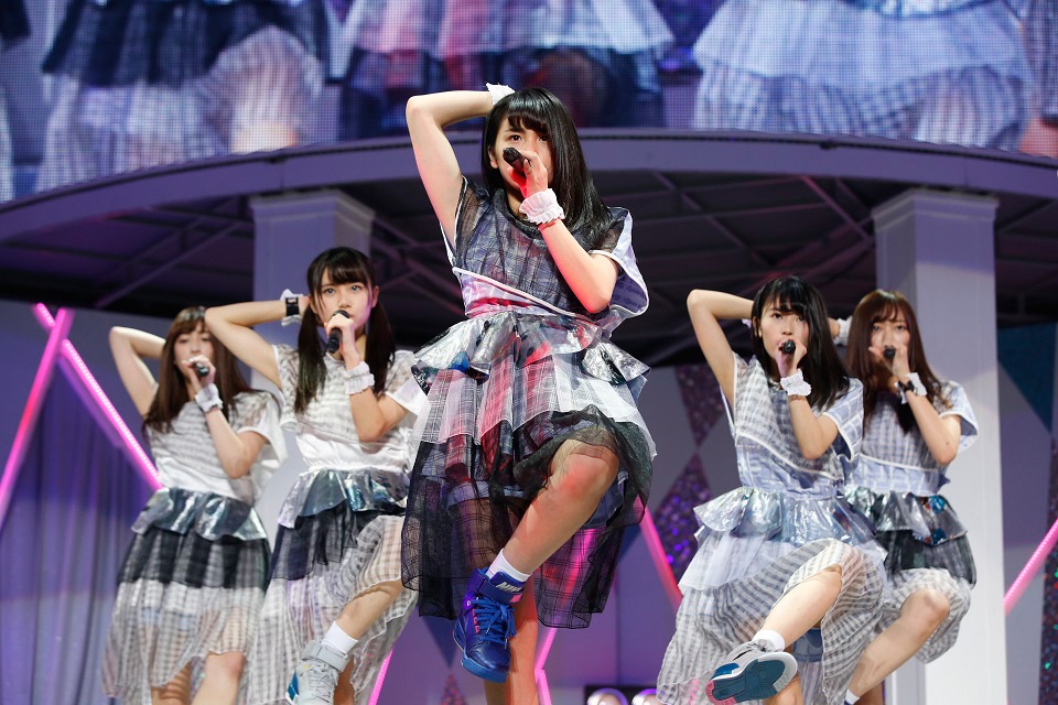 「命は美しい」を歌う乃木坂46 3期生。(c)乃木坂46LLC
