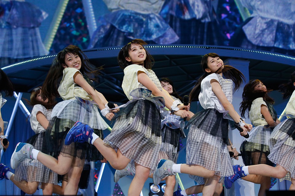 「ガールズルール」を歌う乃木坂46 3期生。(c)乃木坂46LLC