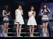 13期メンバーに選ばれた横山玲奈（右から2番目）と加賀楓（左から2番目）。（写真提供：UP-FRONT PROMOTION）