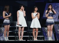 13期メンバーに選ばれた横山玲奈（右から2番目）と加賀楓（左から2番目）。（写真提供：UP-FRONT PROMOTION）