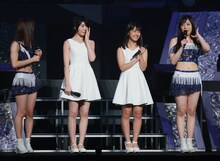 13期メンバーに選ばれた横山玲奈（右から2番目）と加賀楓（左から2番目）。（写真提供：UP-FRONT PROMOTION）