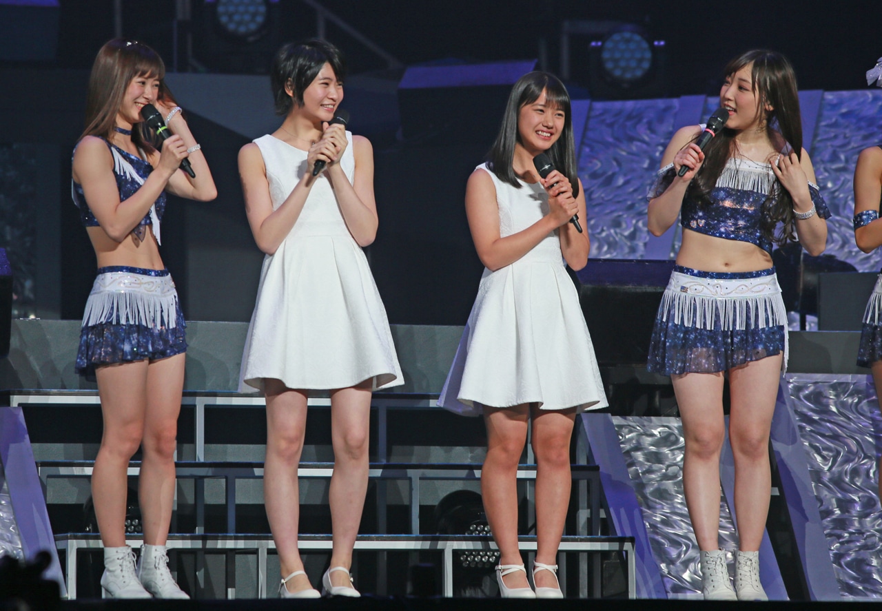 13期メンバーに選ばれた横山玲奈（右から2番目）と加賀楓（左から2番目）。（写真提供：UP-FRONT PROMOTION）