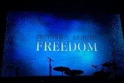 アンコールで解禁されたニューアルバム「FREEDOM」の告知映像。（撮影：木場ヨシヒト）