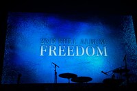 アンコールで解禁されたニューアルバム「FREEDOM」の告知映像。（撮影：木場ヨシヒト）
