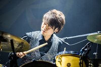 田邊有希（Dr）（撮影：木場ヨシヒト）