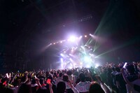 「Hilcrhyme 10th Anniversary TOUR 2016 BEST10」東京公演の様子。（写真提供：ユニバーサルミュージック）