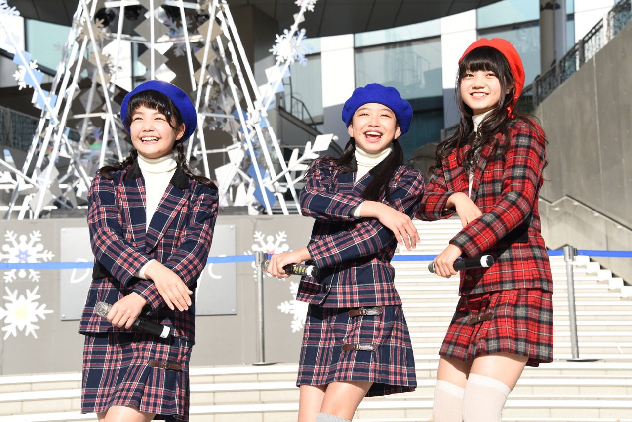 左から我妻桃実、吉田万葉、阿部かれん。
