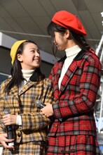 じゃれる井上姫月（左）と阿部かれん（右）。