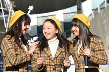 左から鉄戸美桜、井上姫月、神岡実希。