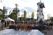 ファンと記念撮影するハコイリ▽ムスメ。