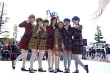 巨大なガンダム像を背景に記念撮影するハコイリ▽ムスメ。