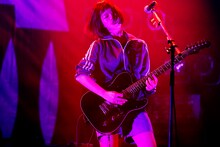 宮崎朝子（G, Vo）（撮影：岡田貴之）