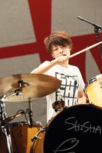 吉川美冴貴（Dr）（撮影：岡田貴之）