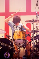 吉川美冴貴（Dr）（撮影：岡田貴之）