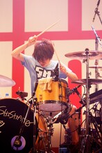 吉川美冴貴（Dr）（撮影：岡田貴之）