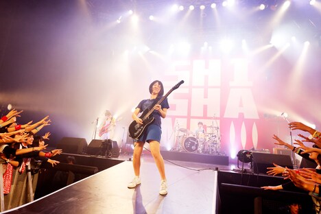 12月11日に行われた「SHISHAMOワンマンツアー2016秋『夏の恋人はもういないのに、恋に落ちる音が聞こえたのはきっとあの漫画のせい』」Zepp Tokyo公演の様子。（撮影：岡田貴之）