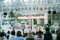 昨日12月11日に神奈川・ららぽーと横浜 野外ステージにて行われたイベント「CUBERSクリスマスTOUR～過去の衣装をランダムに着ますよ～」の様子。（撮影：牛島康介）