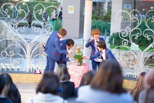 昨日12月11日に神奈川・ららぽーと横浜 野外ステージにて行われたイベント「CUBERSクリスマスTOUR～過去の衣装をランダムに着ますよ～」の様子。（撮影：牛島康介）