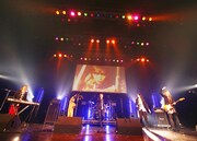 KISS THE WoRLD (c)HEADWAX ORGANIZATION CO.,LTD.（Photo by Hisao Yamaguchi）