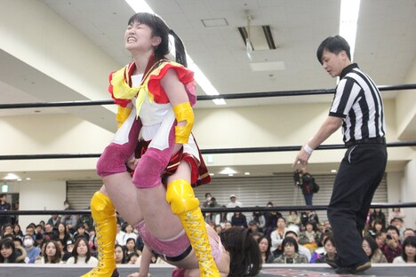 山下実優に逆エビ固めを仕掛ける伊藤麻希。（写真提供：ジョブ・ネット）