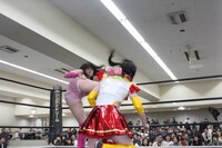 山下実優に蹴られる伊藤麻希。（写真提供：ジョブ・ネット）