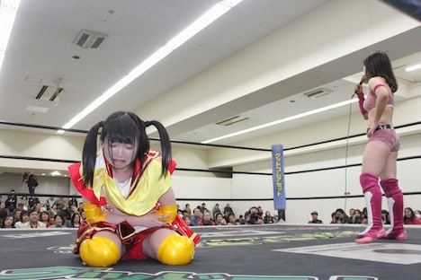 試合に敗れ泣き崩れる伊藤麻希。（写真提供：ジョブ・ネット）