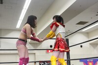 山下実優と握手を交わす伊藤麻希。（写真提供：ジョブ・ネット）