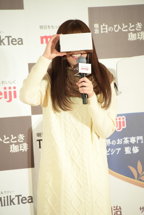 「段ボール映画館」に興奮する松村沙友理。