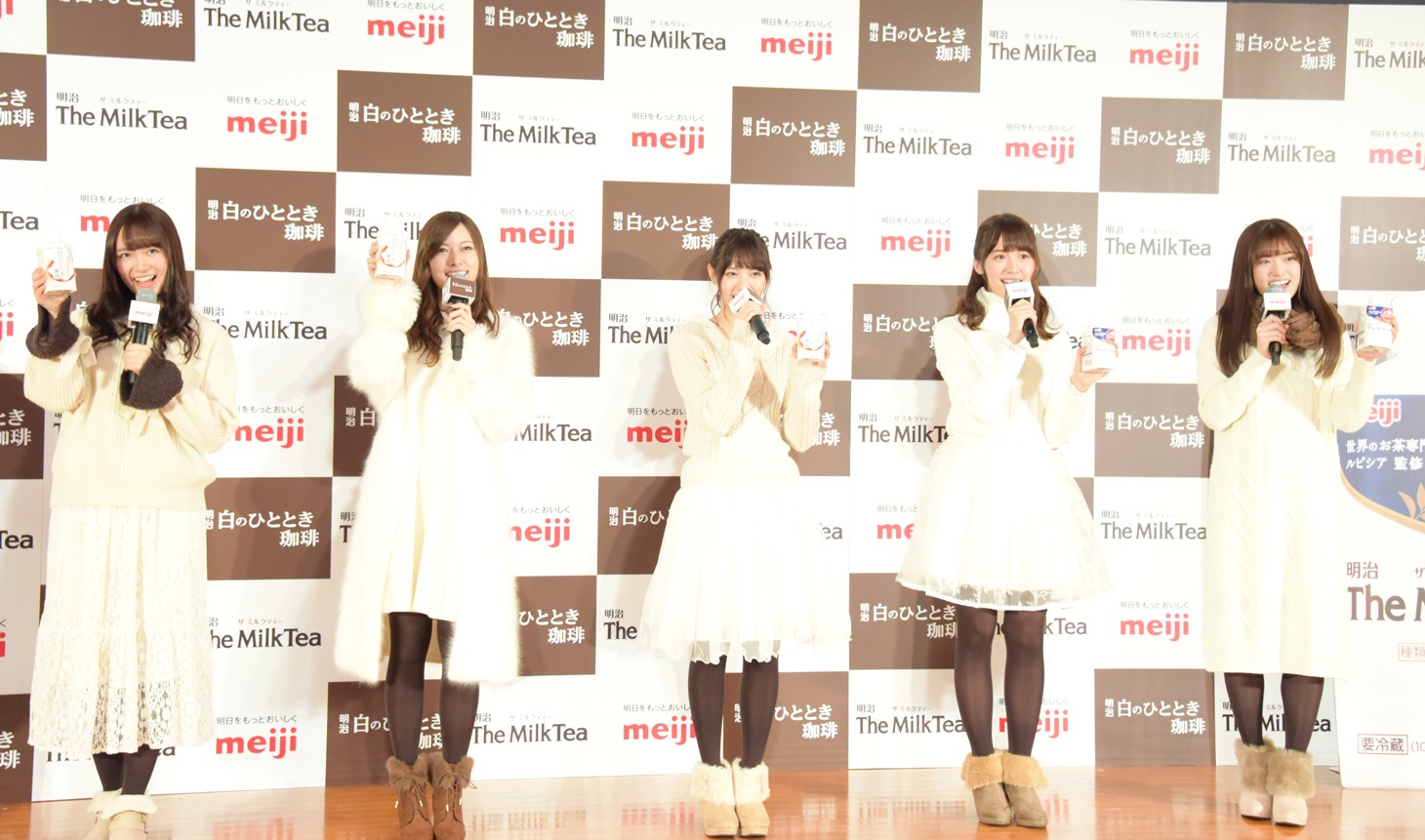 左から中元日芽香、白石麻衣、西野七瀬、衛藤美彩、松村沙友理。