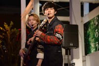 RYUJI（左）のベースを弾くTAKUMI（右）。