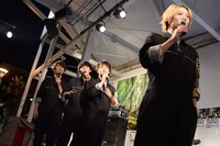 パイを手にやって来るスラッシャーを見つめるDISH//。