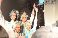 パイ投げを待つDISH//。