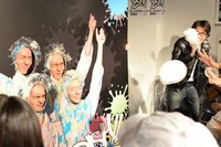 パイ投げを受けるDISH//。