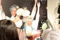 パイ投げを受けるDISH//。