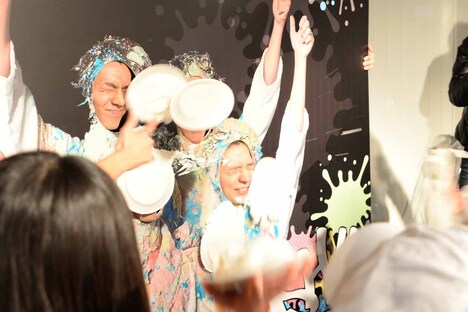 パイ投げを受けるDISH//。