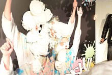 パイ投げを受けるDISH//。