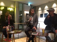 左から高橋Rock Me Baby、杉山章二丸、山本キヨシ。（写真提供：ユニバーサルミュージック）