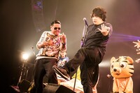 エアギターを披露する大地洋輔（ダイノジ）と岡崎体育。（撮影：鳥居洋介）