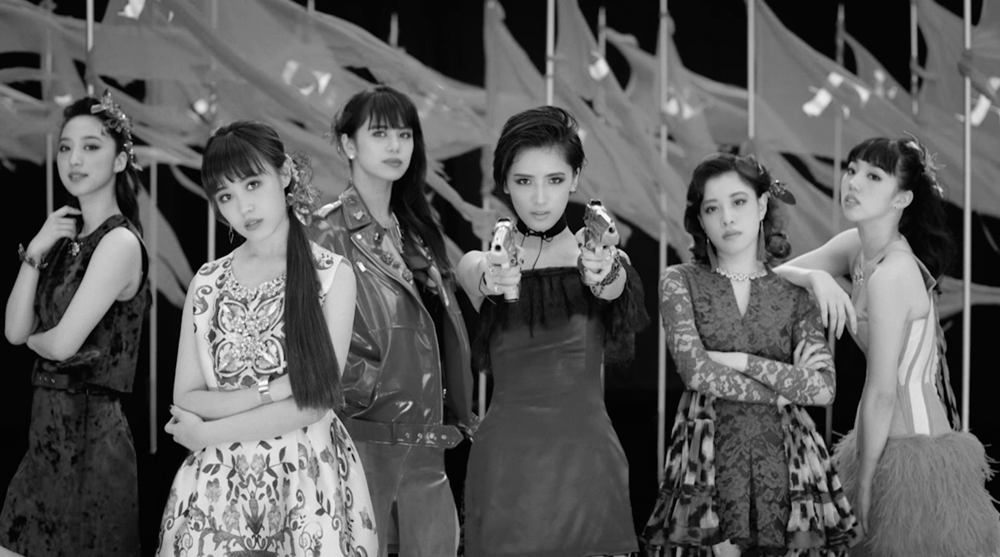 Flower「モノクロ」MVのワンシーン。
