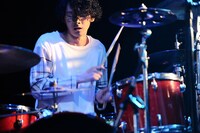 丸谷誠治（Dr）（Photo by MASANORI  FUJIKAWA）