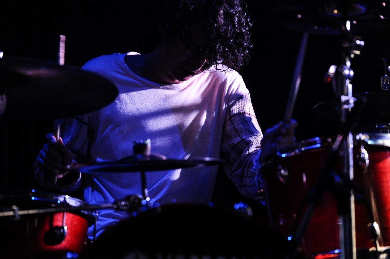 丸谷誠治（Dr）（Photo by MASANORI  FUJIKAWA）