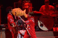 たい焼きのぬいぐるみを奥田民生（左）に突っ込むABEDON（右）。（撮影：三浦憲治[Lightsome]）