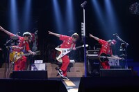 ランニングマンを踊る奥田民生、ABEDON、手島いさむ。（撮影：三浦憲治[Lightsome]）