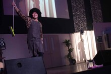 生着替え中の塩崎太智（奥）と、オバチャン役のM!LKマネージャー（手前）。