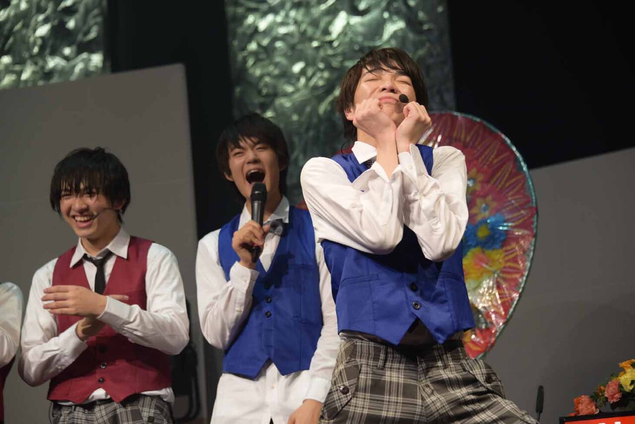 左から吉田仁人、佐野勇斗、塩崎太智。 - サプライズに生着替え
