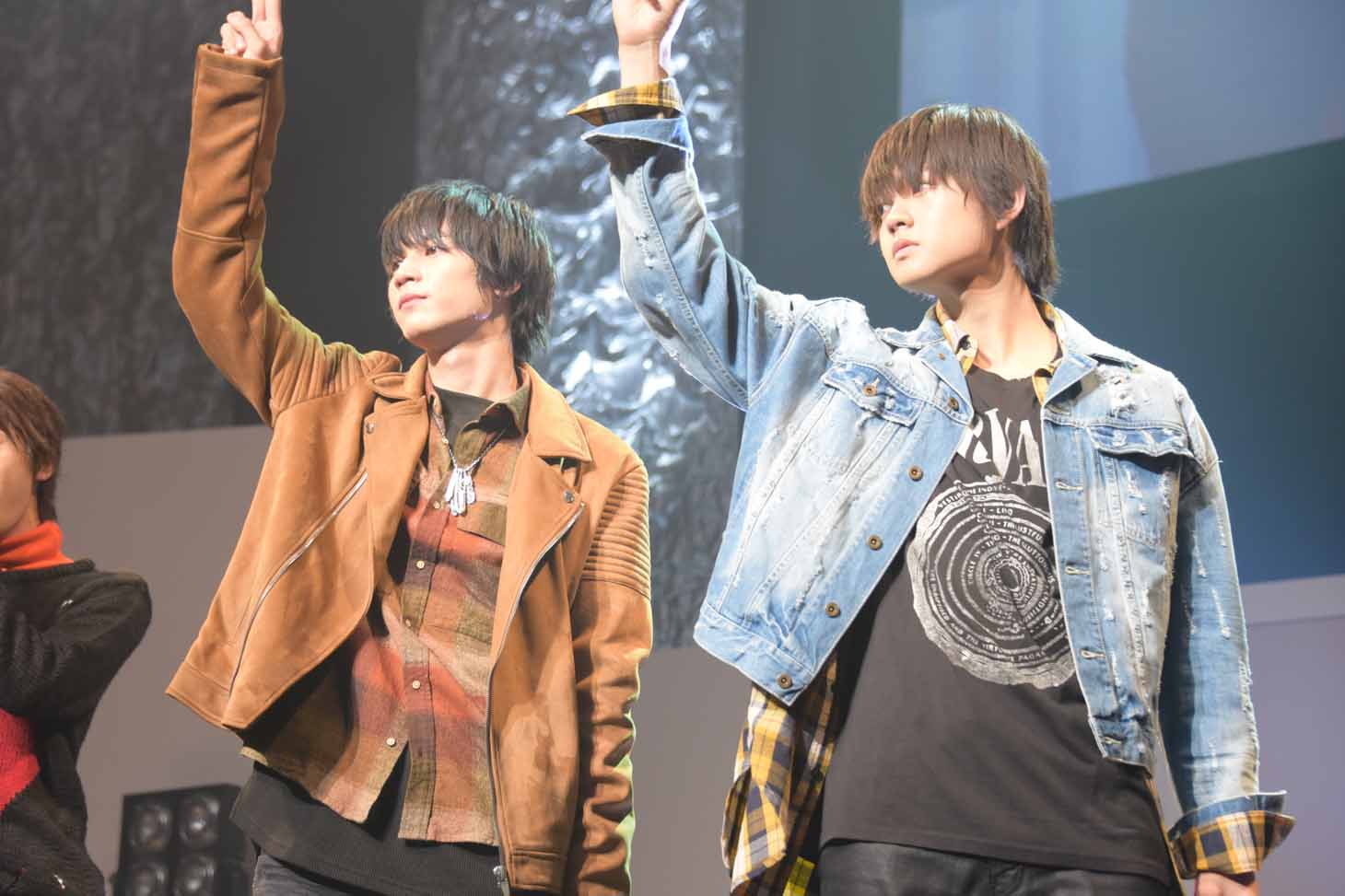 左から板垣瑞生、佐野勇斗。